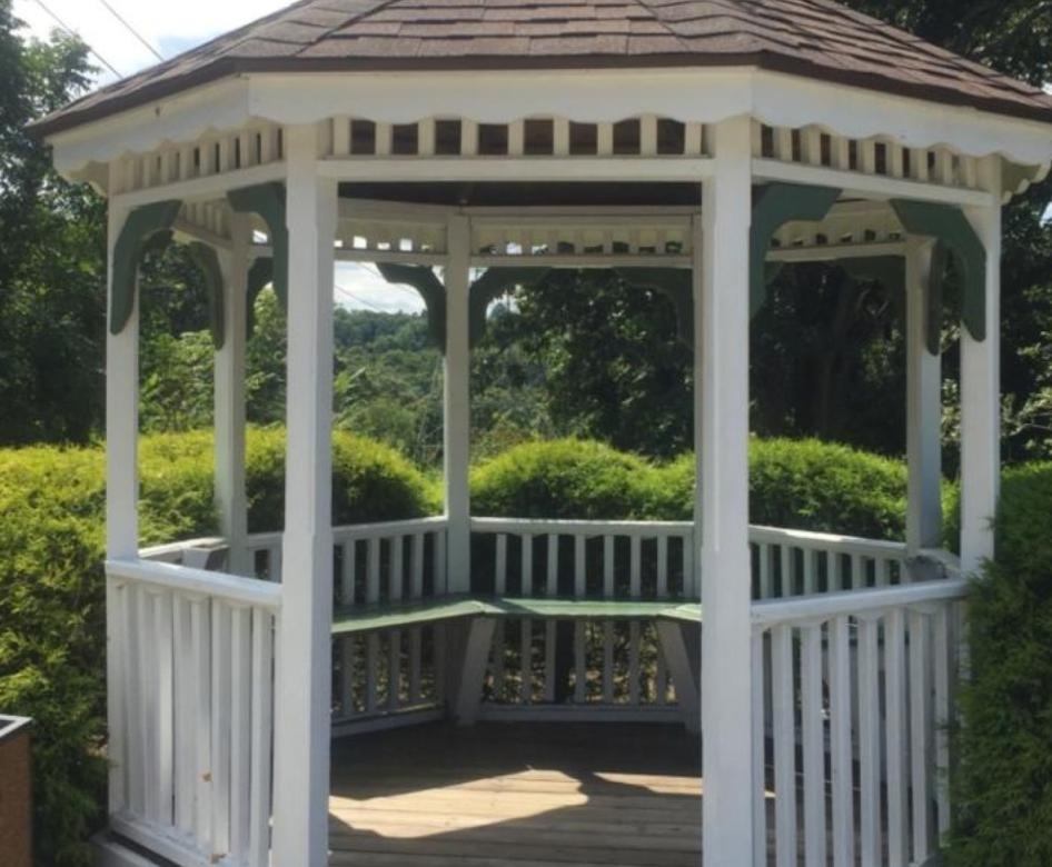 Large gazebo located in the courtyard